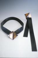 1983-2 schouder-en halssieraad.jpg